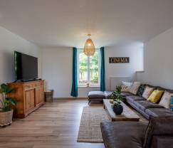 Grande maison de vacances pour 12 personnes avec 4 chambres, 3 salles de bains, jacuzzi, salle de jeux et jardin