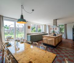 Grande maison de vacances pour 12 personnes avec 4 chambres, 3 salles de bains, jacuzzi, salle de jeux et jardin