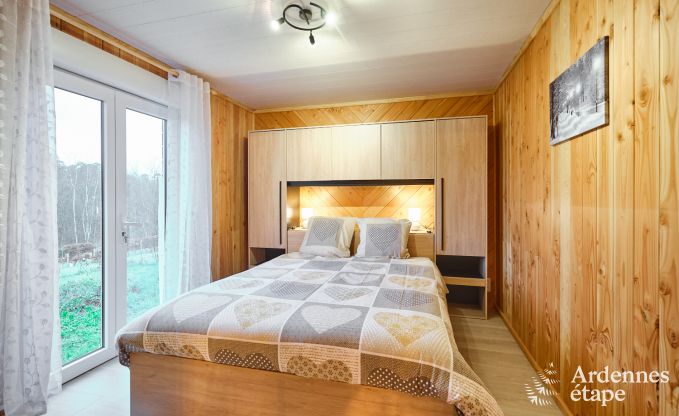 Calme assur� dans ce charmant chalet pour 4 personnes avec bain � remous dans l'environnement naturel de Libin