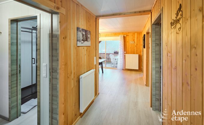 Calme assur� dans ce charmant chalet pour 4 personnes avec bain � remous dans l'environnement naturel de Libin