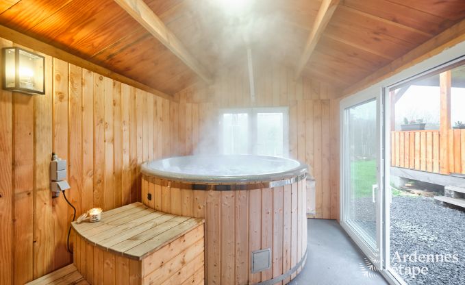 Calme assur� dans ce charmant chalet pour 4 personnes avec bain � remous dans l'environnement naturel de Libin