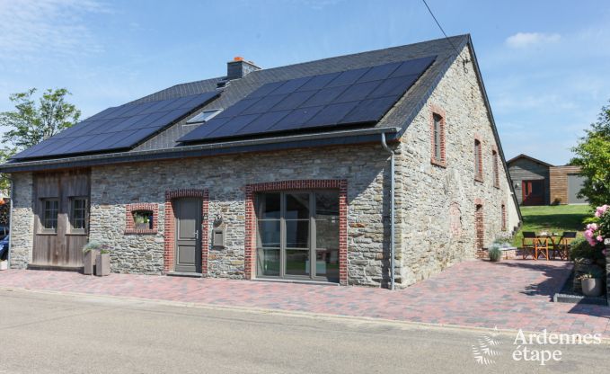Lumineuse maison de vacances avec grande terrasse à louer à Libramont