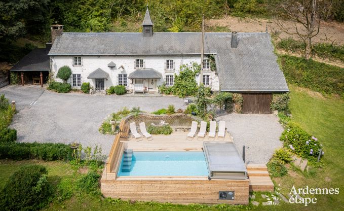Charmante maison chien admis à Manhay pour 8 personnes, avec piscine extérieure chauffée, étang privé et garage à vélos à la lisière de la forêt