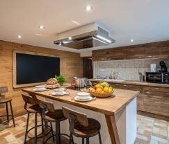 Charmante maison chien admis à Manhay pour 8 personnes, avec piscine extérieure chauffée, étang privé et garage à vélos à la lisière de la forêt