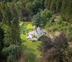 Charmante maison chien admis à Manhay pour 8 personnes, avec piscine extérieure chauffée, étang privé et garage à vélos à la lisière de la forêt