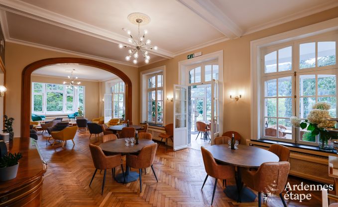 Grande villa au bord de l'eau à Namur pour 25 personnes avec 8 chambres et salles de bains, jardin privé et cuisine équipée professionnellement