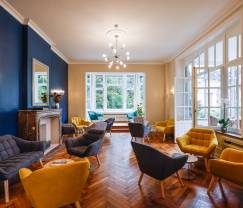 Grande villa au bord de l'eau à Namur pour 25 personnes avec 8 chambres et salles de bains, jardin privé et cuisine équipée professionnellement