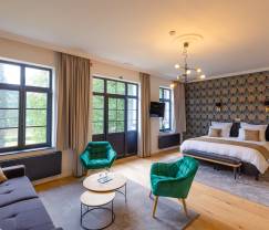 Grande villa au bord de l'eau à Namur pour 25 personnes avec 8 chambres et salles de bains, jardin privé et cuisine équipée professionnellement