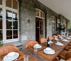 Grande villa au bord de l'eau à Namur pour 25 personnes avec 8 chambres et salles de bains, jardin privé et cuisine équipée professionnellement