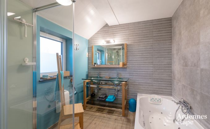Maison de vacances confortable  Neufchteau, idale pour 15 personnes, avec jacuzzi, sauna et quipements de jeu