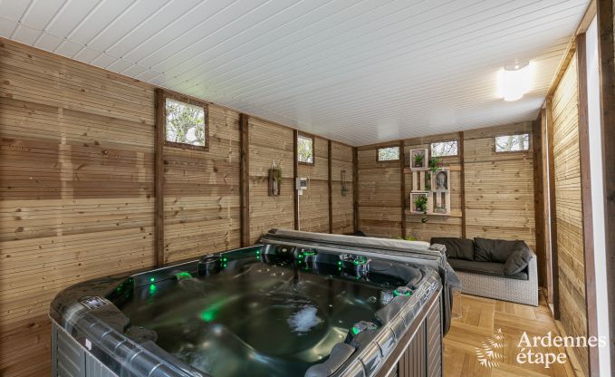 Belle maison de vacances pour 15 personnes à Ovifat avec sauna et jacuzzi