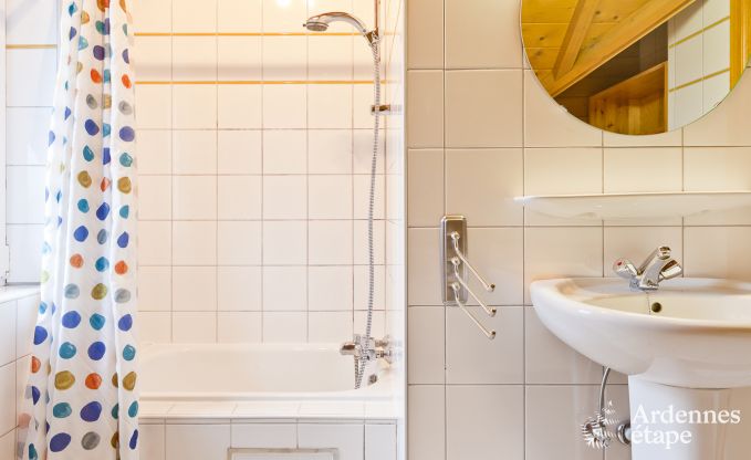 Chalet spacieux � Ovifat, Ardenne, 16 personnes, 8 chambres, 3 salles de bain, sauna, billard, jardin avec terrasse priv�e