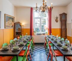 Grande maison de vacances à Rochefort : séjour confortable pour 26 personnes avec sauna et jardin privé en Ardenne