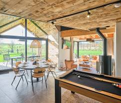 Maison de vacances à Saint-Hubert : hébergement confortable pour 6 personnes avec sauna, salle de jeux et jardin privé en Ardenne