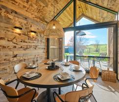 Maison de vacances à Saint-Hubert : hébergement confortable pour 6 personnes avec sauna, salle de jeux et jardin privé en Ardenne