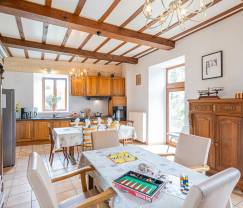 Maison de vacances confortable avec piscine à Sainte-Ode, Ardenne