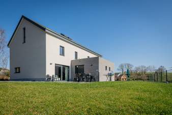 Maison de vacances de luxe  Sainte-Ode, Ardenne : piscine prive, aire de jeux et espace pour 12 personnes