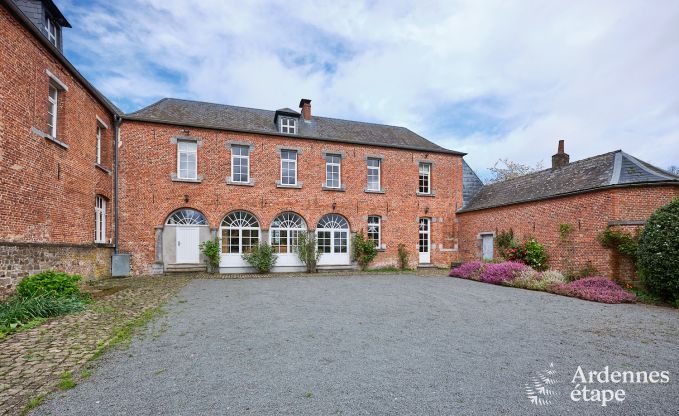 Séjour de charme dans la dépendance d'un château à Sars-la-Bruyère, Ardenne