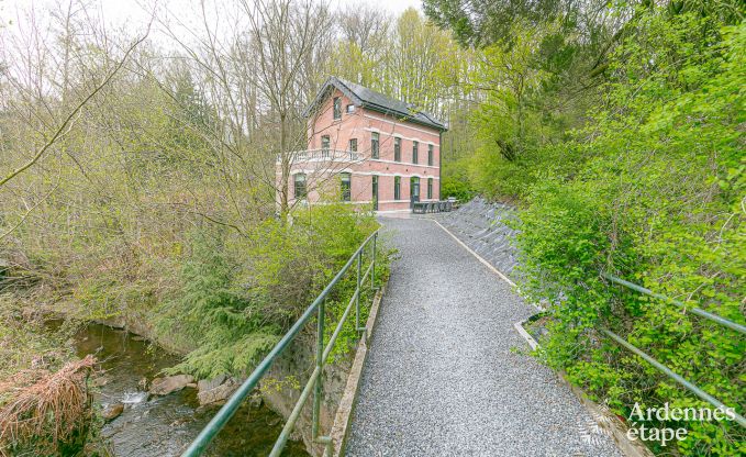 Spacieuse cottage pour 8 personnes  Spa avec sauna, jacuzzi, 4 chambres et salles de bains et jardin priv