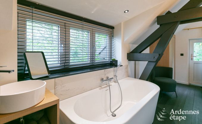 Spacieuse cottage pour 8 personnes  Spa avec sauna, jacuzzi, 4 chambres et salles de bains et jardin priv