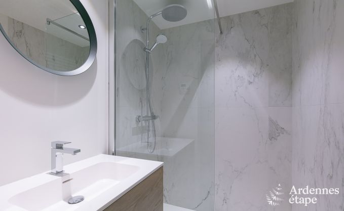 Spacieuse cottage pour 8 personnes  Spa avec sauna, jacuzzi, 4 chambres et salles de bains et jardin priv