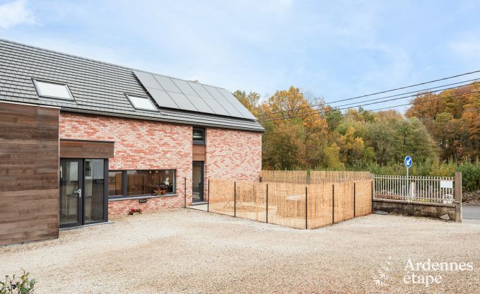 Maison de vacances spacieuse pour 8 personnes  Spa en Ardenne : 4 chambres, 2 salles de bains et terrasse prive  1 km du centre-ville