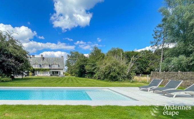 Grande maison de vacances pour 9 personnes à Tinlot avec 4 chambres et salles de bains, piscine, jardin privé et équipements de jeux