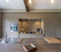 Grande maison de vacances pour 9 personnes à Tinlot avec 4 chambres et salles de bains, piscine, jardin privé et équipements de jeux