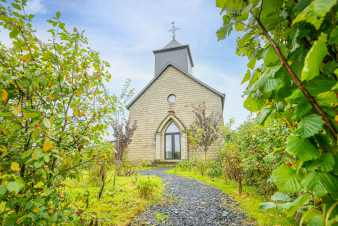 Maison de vacances unique pour 6  Vaux-sur-Sre : ancienne chapelle !