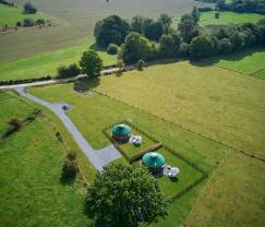 Séjour insolite dans un yourte unique à Vielsalm : entouré de prairies, avec jardin, lits faits et 1 chien