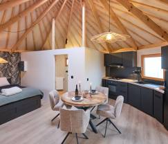 Séjour insolite dans un yourte unique à Vielsalm : entouré de prairies, avec jardin, lits faits et 1 chien