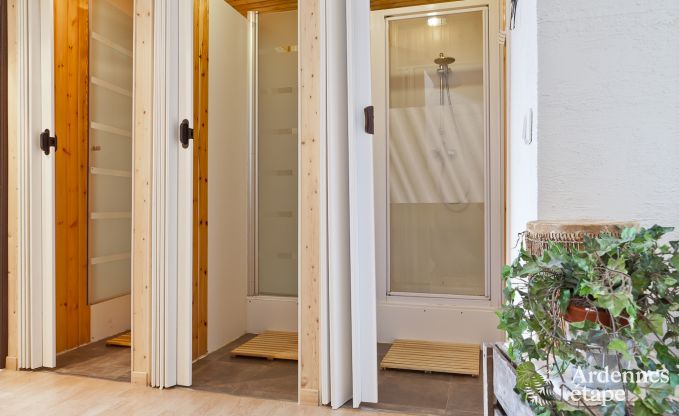 Grande maison de vacances prs de Vielsalm pour 21 personnes avec 7 chambres, 4 salles de bains, salle de jeux et jardin priv