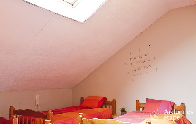 Grande maison de vacances prs de Vielsalm pour 21 personnes avec 7 chambres, 4 salles de bains, salle de jeux et jardin priv