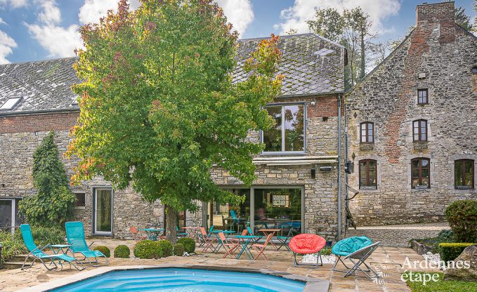 Maison de vacances spacieuse à Walcourt, Ardenne, 5 chambres, 5 salles de bain, piscine et équipements familiaux pour 10 personnes