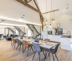 Maison de vacances spacieuse à Walcourt, Ardenne, 5 chambres, 5 salles de bain, piscine et équipements familiaux pour 10 personnes