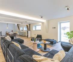 Maison de vacances spacieuse à Walcourt, Ardenne, 5 chambres, 5 salles de bain, piscine et équipements familiaux pour 10 personnes