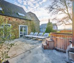 Charmante maison de village pour 10 personnes à Yvoir : bain à remous, cheminée, grand jardin privé