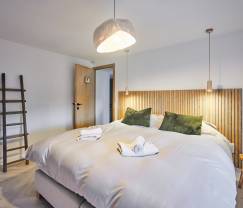 Charmante maison de village pour 10 personnes à Yvoir : bain à remous, cheminée, grand jardin privé