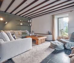 Charmante maison de village pour 10 personnes à Yvoir : bain à remous, cheminée, grand jardin privé