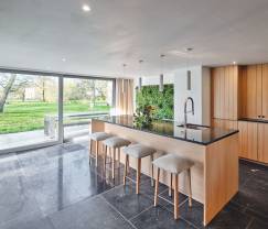 Charmante maison de village pour 10 personnes à Yvoir : bain à remous, cheminée, grand jardin privé